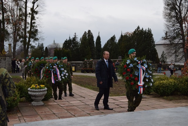 První květiny byly položeny u mauzolea obětem světových válek