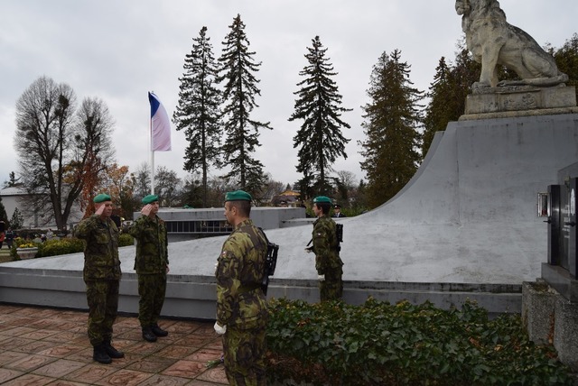 Velitel brigády s vrchním praporčíkem vzdávají čest u dalšího z památníků