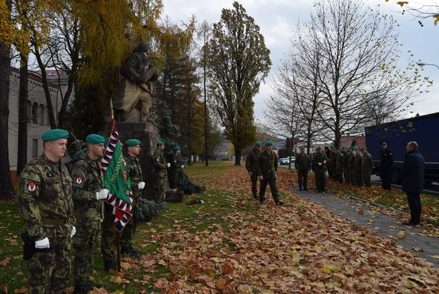 V Hranicích je rozmístěna řada památníků, u všech se uskutečnil krátký pietní akt