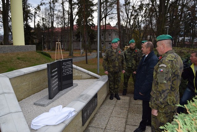 Pan Kudláček vyjádřil uznání velení brigády, že se tak důstojně stará o své novodobé hrdiny