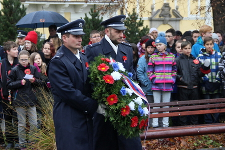 Uniformy vojáků ozdobily vlčí máky