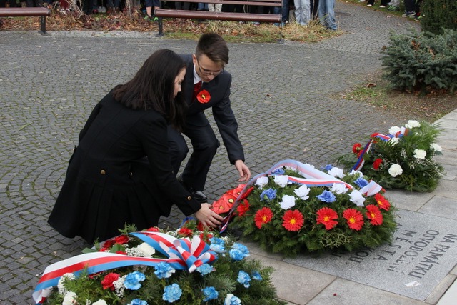 Vlastnoručně vyrobený věnec položily k památníku děti ze základní školy F. L. Čelakovského.