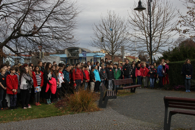 Vzpomínkového aktu se pravidelně účastní také mladá generace. 