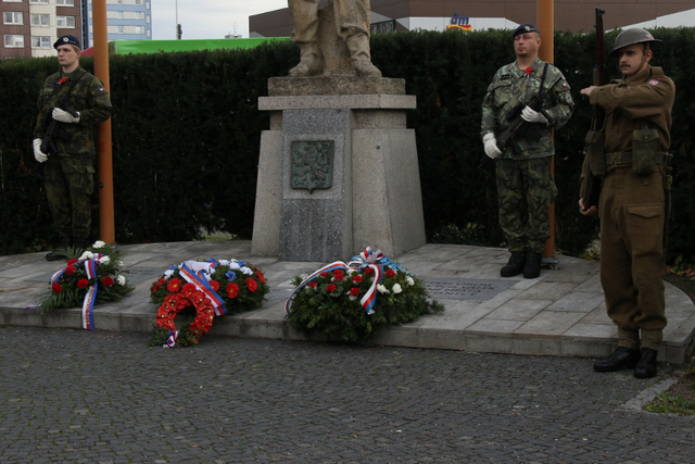 Čestná stráž u památníku Na Dubovci ve Strakonicích. 