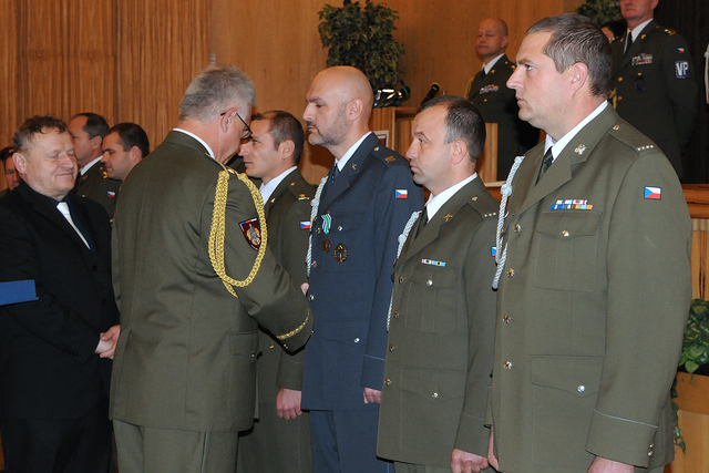 Instruktor kurzu ZP - Aktivních záloh nrtm. Aleš Camfrla převzal čestný odznak štábního kapitána Václava Morávka