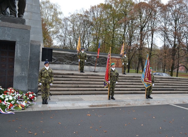 Prapory a čestná stráž