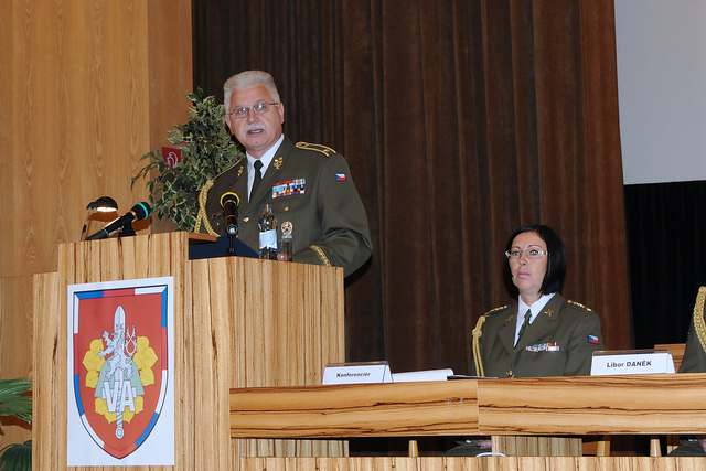 Velitel VeV-VA brigádní generál Ján Kožiak při svém projevu ke Dni veteránů