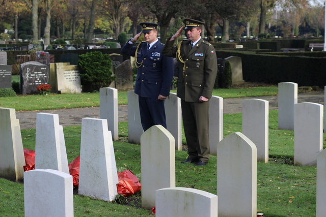 Vedoucí národního zastoupení zahraničního pracoviště při JFC HF Brunssum pplk. Petr Hlaváček s kpt. Zdeňkem Navrátilem
