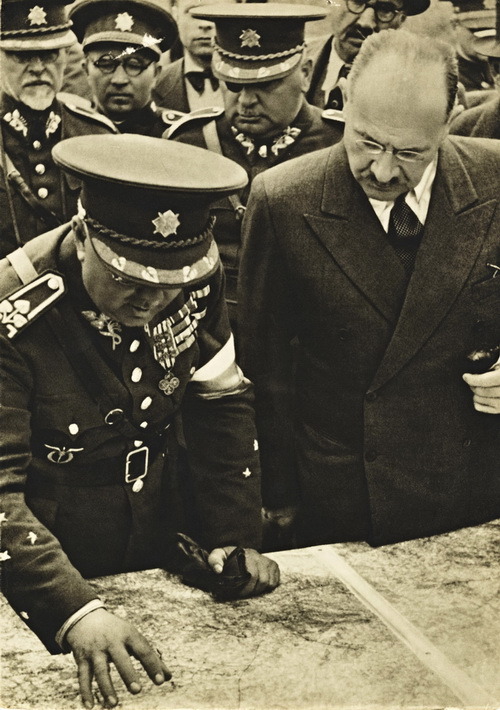 Velitel pražského I. sboru div.gen. Emil Linhart popisuje úkoly cvičících jednotek Milanu Hodžovi, v letech 1935–1938 předsedovi vlády a Nejvyšší rady obrany státu. Vedle hlavy státu byl z titulu těchto státnických funkcí fakticky druhým nejzasvěcenějším činitelem. Také on se dozvídal o nejnovějších poznatcích vojenských zpravodajců.