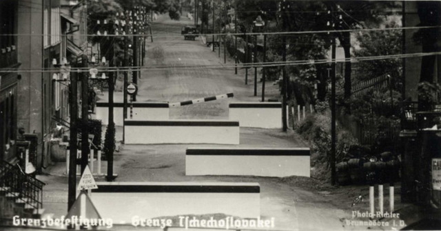 Zkušenost s německou vojenskou akcí v Porýní z března 1936 Evropu varovala. Reagovali na ni i v Československu. Komunikace vedoucí přes státní hranice se začaly zabezpečovat stálými prostředky proti násilnému pokusu o jejich překonání. Dělo se tak na základě vládního nařízení z téhož roku. Šlo o první dobře viditelný projev vůle čs. vlády hájit celé území republiky proti vnějšímu ohrožení. Také za těmito opatřeními je třeba vidět motivaci, plynoucí ze zpravodajských informací.