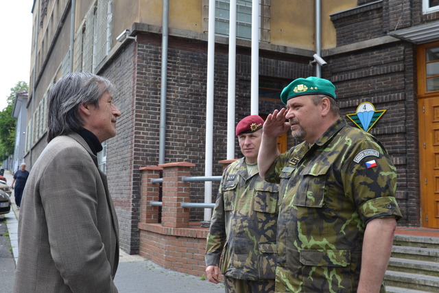 Ministra obrany Martina Stropnického (vlevo) v Žatci přivítali velitel pozemních sil generálmajor Ján Gurník(vpravo) a velitel 4. brn plukovník Miroslav Hlaváč