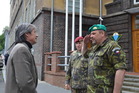 Ministra obrany Martina Stropnického (vlevo) v Žatci přivítali velitel pozemních sil generálmajor Ján Gurník(vpravo) a velitel 4. brn plukovník Miroslav Hlaváč