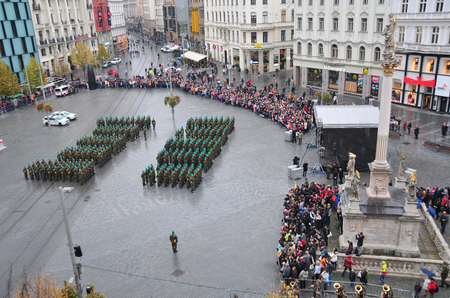Jednotky nováčků nastoupené na náměstí Svobody ke složení přísahy