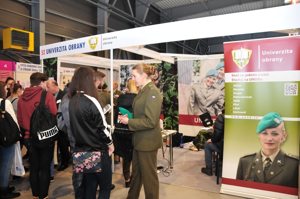 Expozice Univerzity obrany na veletrhu Gaudeamus