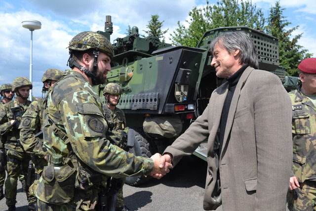 Ministr obrany si během návštěvy prohlédl statické ukázky techniky, výstroje a výzbroje 4. brn