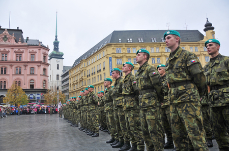 Jednotky nováčků nastoupené na náměstí Svobody ke složení přísahy