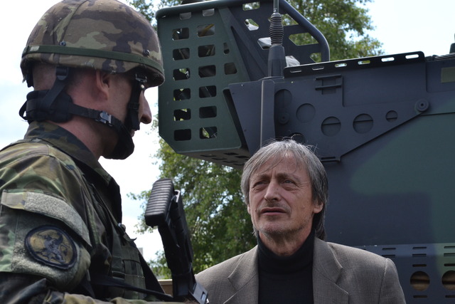 Ministr obrany si během návštěvy prohlédl statické ukázky techniky, výstroje a výzbroje 4. brn