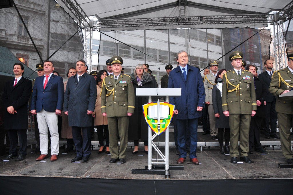 Tribuna s hosty ceremoniálu, uprostřed ministr obrany Martin Stropnický