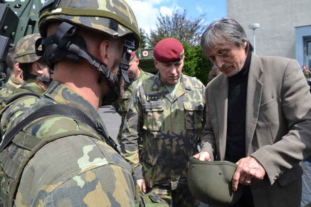 Ministr obrany si během návštěvy prohlédl statické ukázky techniky, výstroje a výzbroje 4. brn