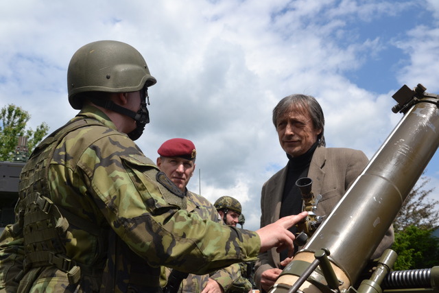 Ministr obrany si během návštěvy prohlédl statické ukázky techniky, výstroje a výzbroje 4. brn