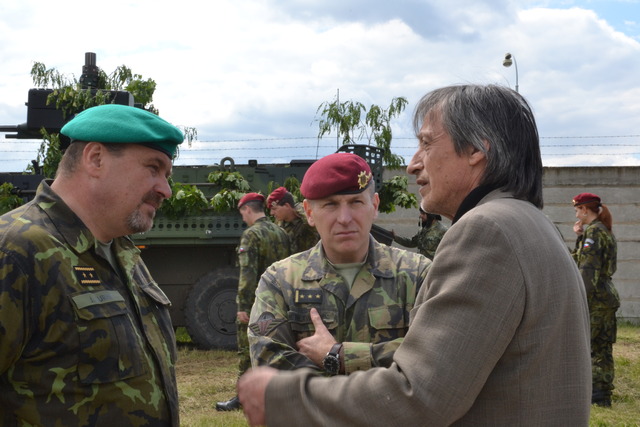 Generálmajor Ján Gurník a plukovník Miroslav Hlaváč v rozhovoru s ministrem obrany Martinem Stropnickým (zleva)