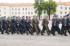 Nástup ke Dni ozbrojených sil ČR byl završen slavnostním pochodem.