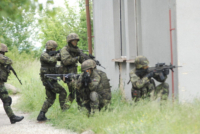 Součástí dynamické ukázky bylo přepadení objektu