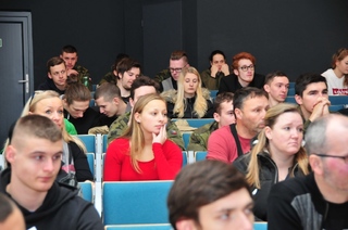 Účastníci prezentace Fakulty vojenského leadershipu