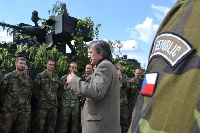 Ministr obrany Martin Stropnický v neformálním rozhovoru s vojáky 4. brigády rychlého nasazení