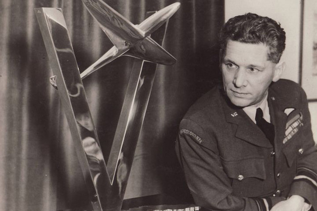 Karel Janoušek ve své pracovně v Londýně