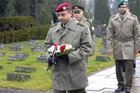  Plk. Pavel Andráško, zástupce velitele 53. brigády průzkumu a elektronického boje položil kytici k pomníku obětem 1. světové války v Opavě