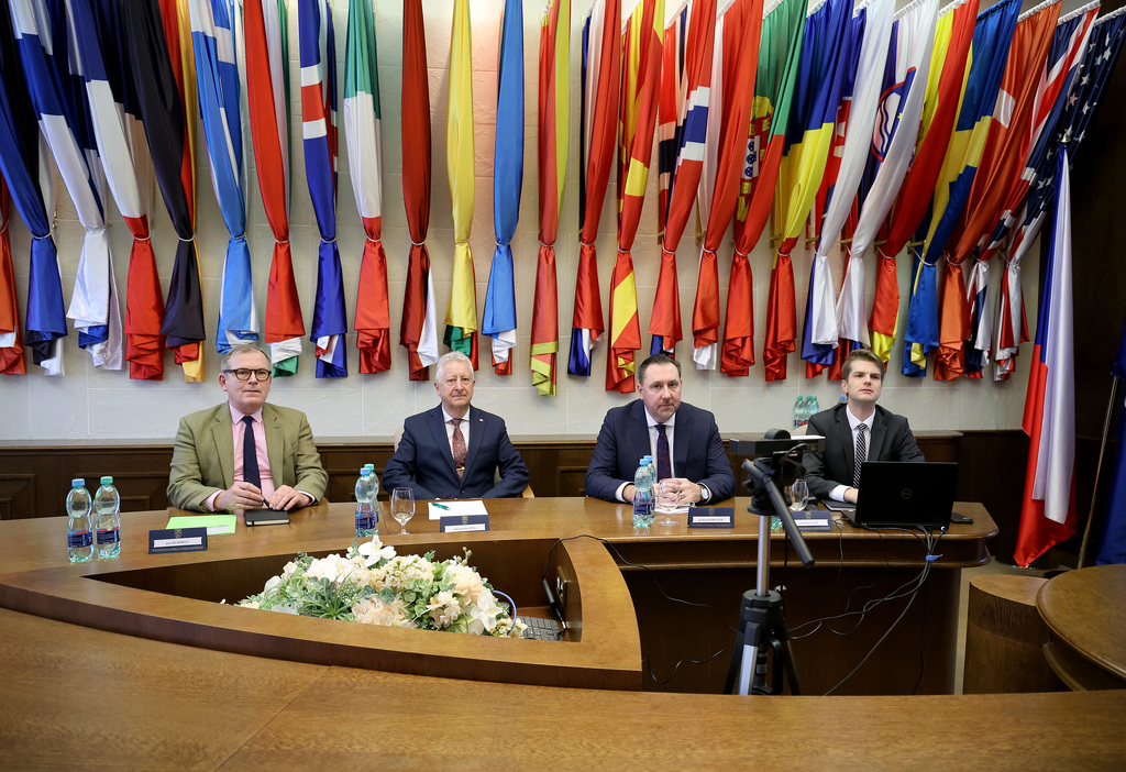 Ministr obrany Jaromír Zůna (druhý zleva) telefonoval se slovenským a ukrajinským protějškem