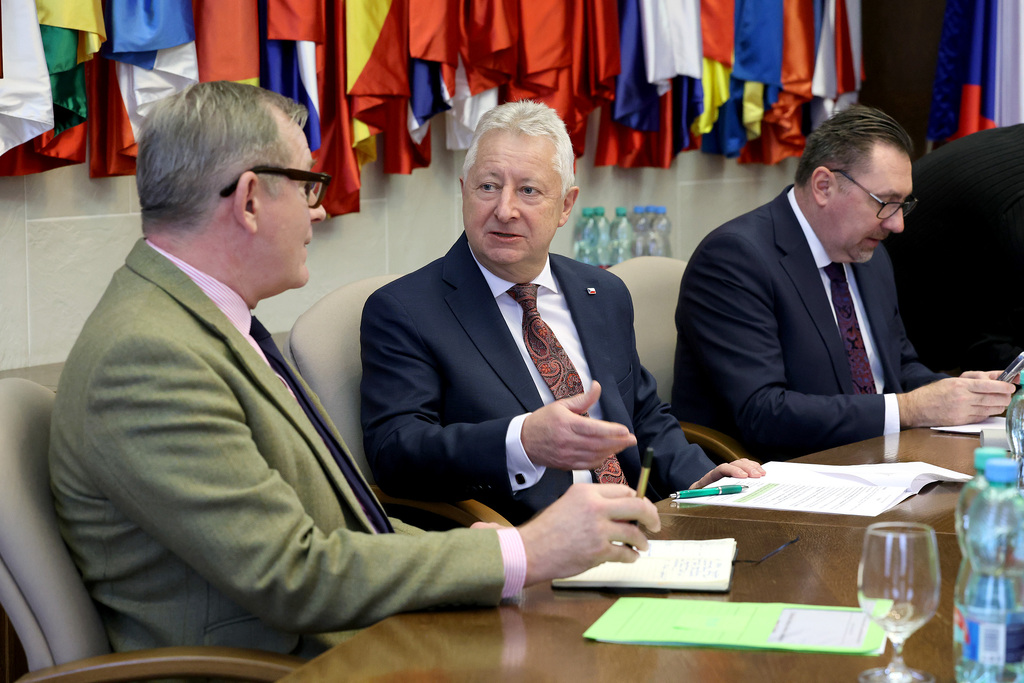 Ministr obrany Jaromír Zůna v rozhovoru s vrchním ředitelem Sekce obranné politiky a strategie MO