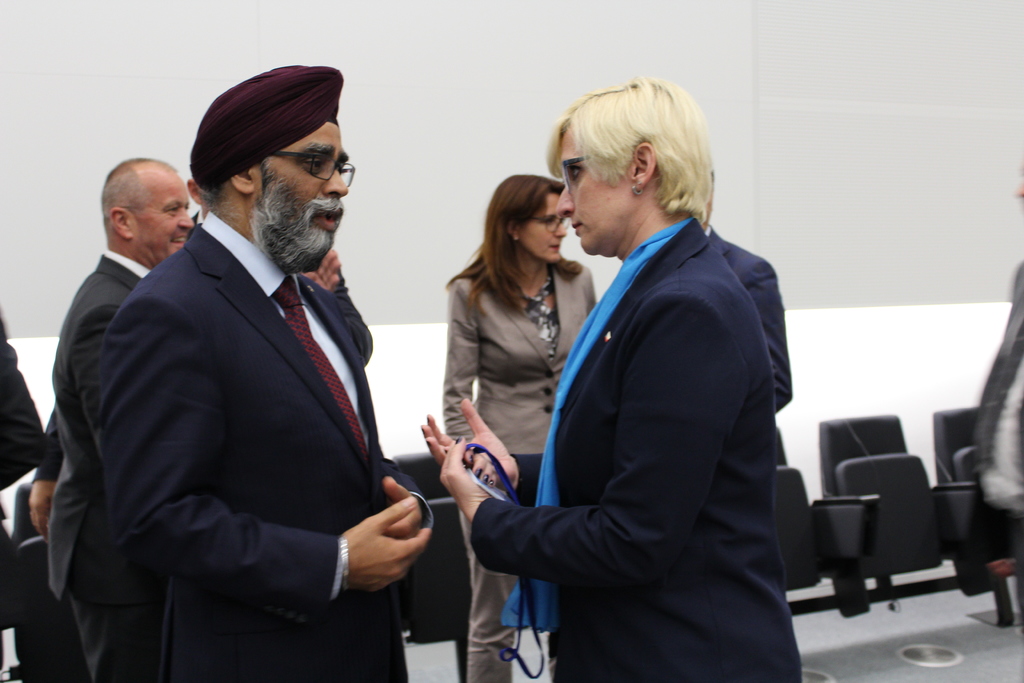 Ministryně obrany Šlechtová se svým kanadským protějškem Harjitem Sajjanem.