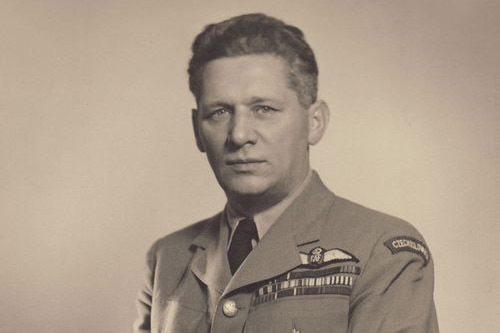 Oficiální portrét inspektora čs. letectva ve Velké Británii Air Vice Marshala RNDr. Karla Janouška