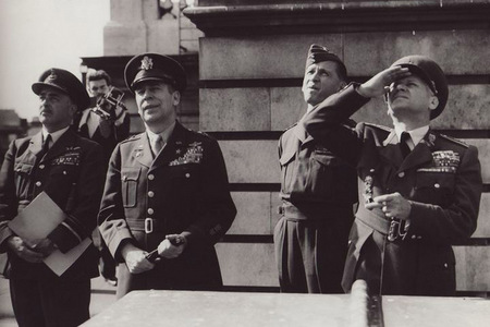 V přítomnosti spojeneckých důstojníků - K. Janoušek zcela vpravo