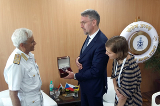 Jednání s předsedou sboru náčelníků štábů a náčelníkem štábu námořních sil Admiralem Sunilem Lanbou