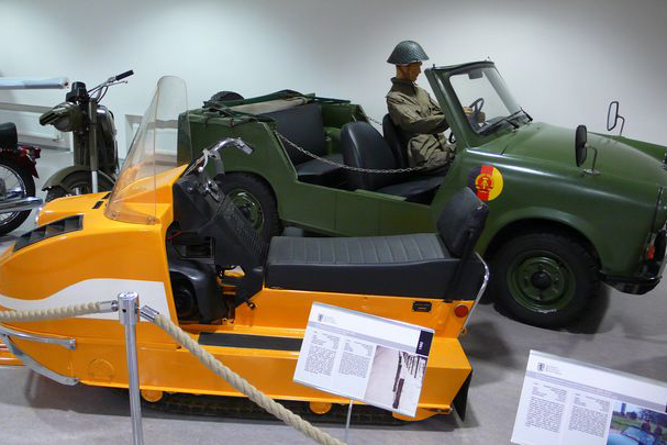 Sněžný skútr Buran a Trabant kabrio armády NDR