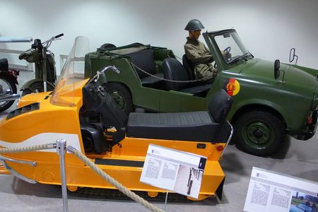 Sněžný skútr Buran a Trabant kabrio armády NDR