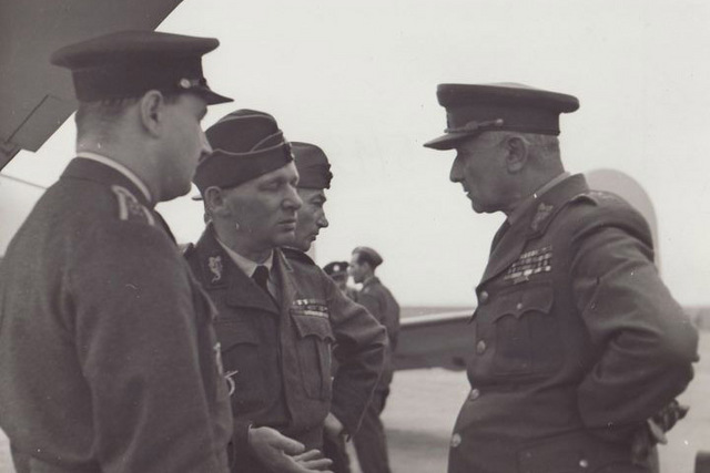 Po návratu do vlasti v rozhovoru s ministrem národní obrany gen. Ludvíkem Svobodou (vpravo), srpen 1945