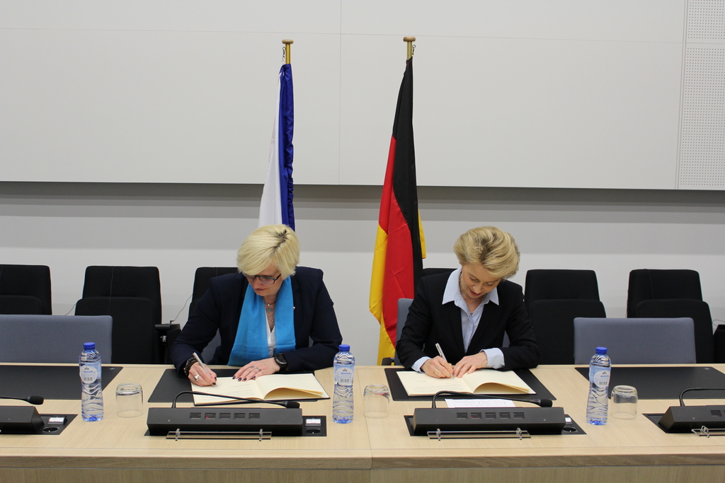 Ministryně obrany Šlechtová s německou ministryní Ursulou von der Leyen podepsaly dopis o záměru české strany přistoupit k Mnohonárodnímu uskupení vzdušných sil (MAG).