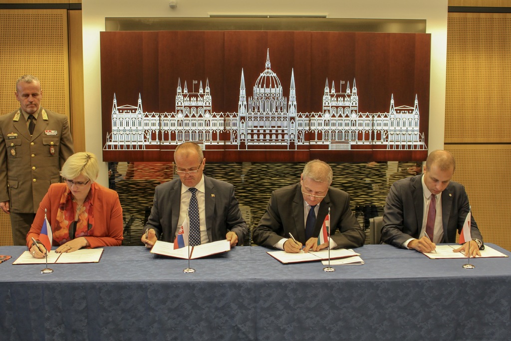 Ministryně obrany Šlechtová, slovenský ministr Peter Gajdoš, nový maďarský šéf obranného resortu Tibor Benkő a náměstek polského ministra obrany Tomasz Szatkowski podepisují Memorandum o porozumění států V4 v otázce výstavby Velitelství společné logistické skupiny V4.