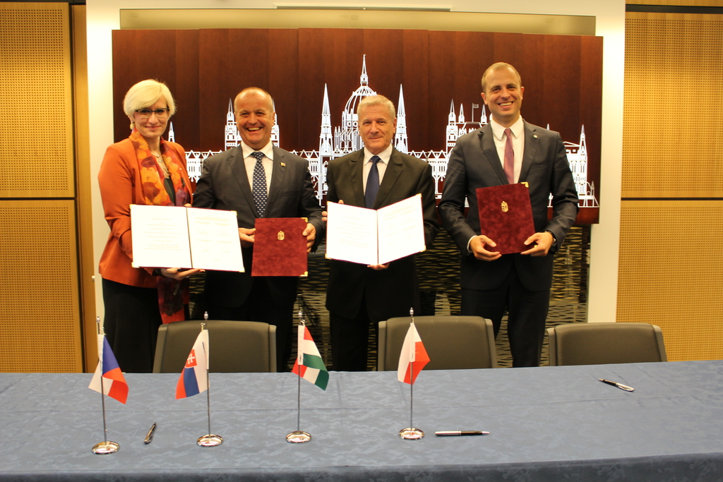 Ministryně obrany Šlechtová, slovenský ministr Peter Gajdoš, nový maďarský šéf obranného resortu Tibor Benkő a náměstek polského ministra obrany Tomasz Szatkowski po podpisu Memoranda o porozumění států V4 v otázce výstavby Velitelství společné logistické skupiny V4.