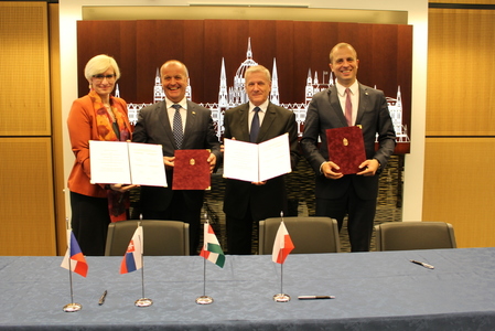 Ministryně obrany Šlechtová, slovenský ministr Peter Gajdoš, nový maďarský šéf obranného resortu Tibor Benkő a náměstek polského ministra obrany Tomasz Szatkowski po podpisu Memoranda o porozumění států V4 v otázce výstavby Velitelství společné logistické skupiny V4.