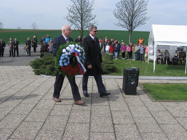 Během pietního aktu byly položeny věnce a kytice