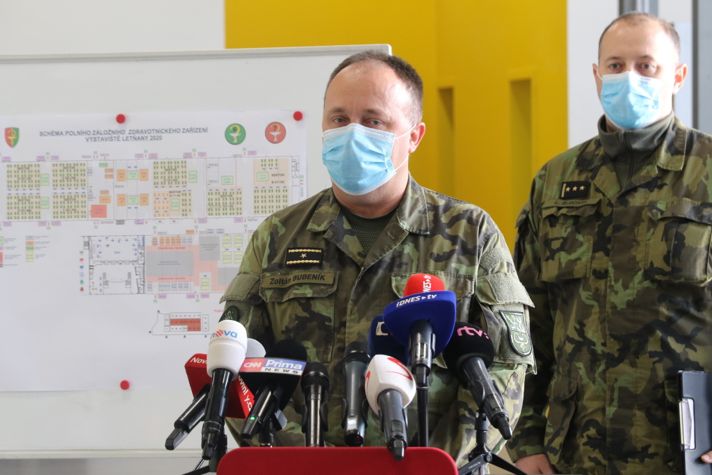 Brigádní generál Zoltán Bubeník, ředitel Sekce vojenského zdravotnictví, představil přítomným účel nemocnice.