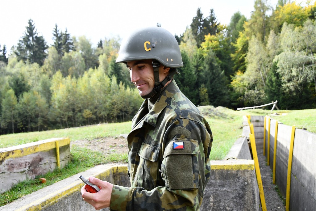 David Svoboda při nácviku hodu granátem