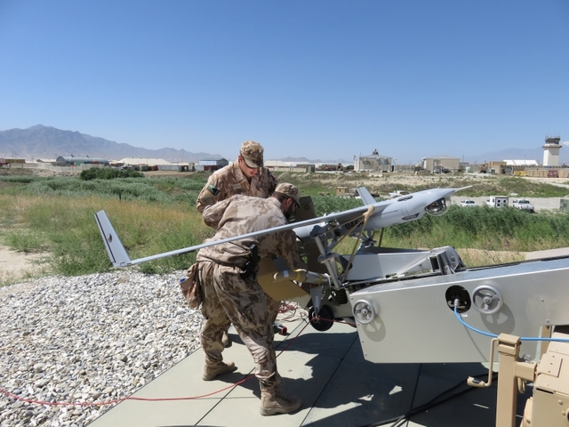 příprava ScanEagle na odpalovacím zařízení před startem