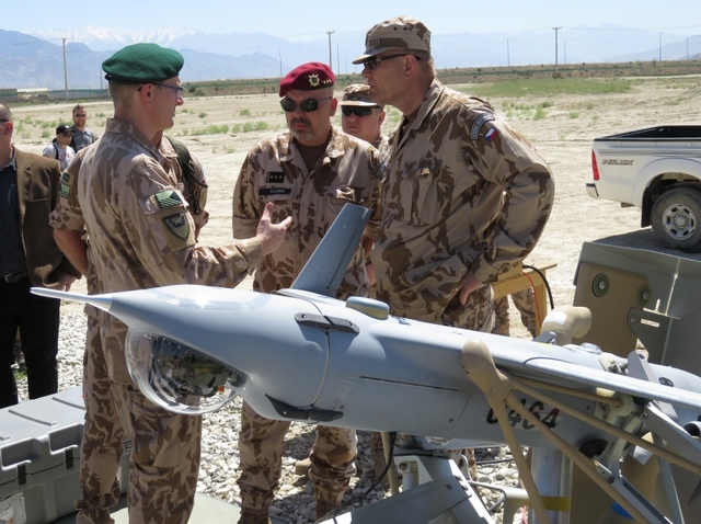 Generálporučík Bečvář dostává informace k letounu ScanEagle