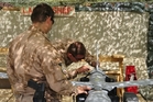 čeští vojáci při sestavování bezpilotního prostředku ScanEagle